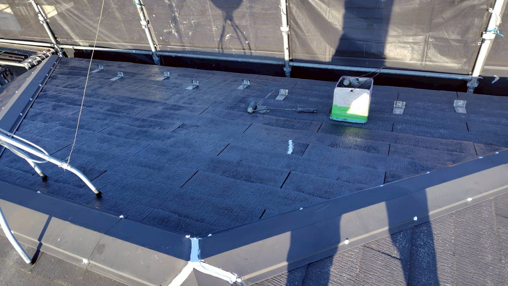 下塗り作業中のスレート屋根